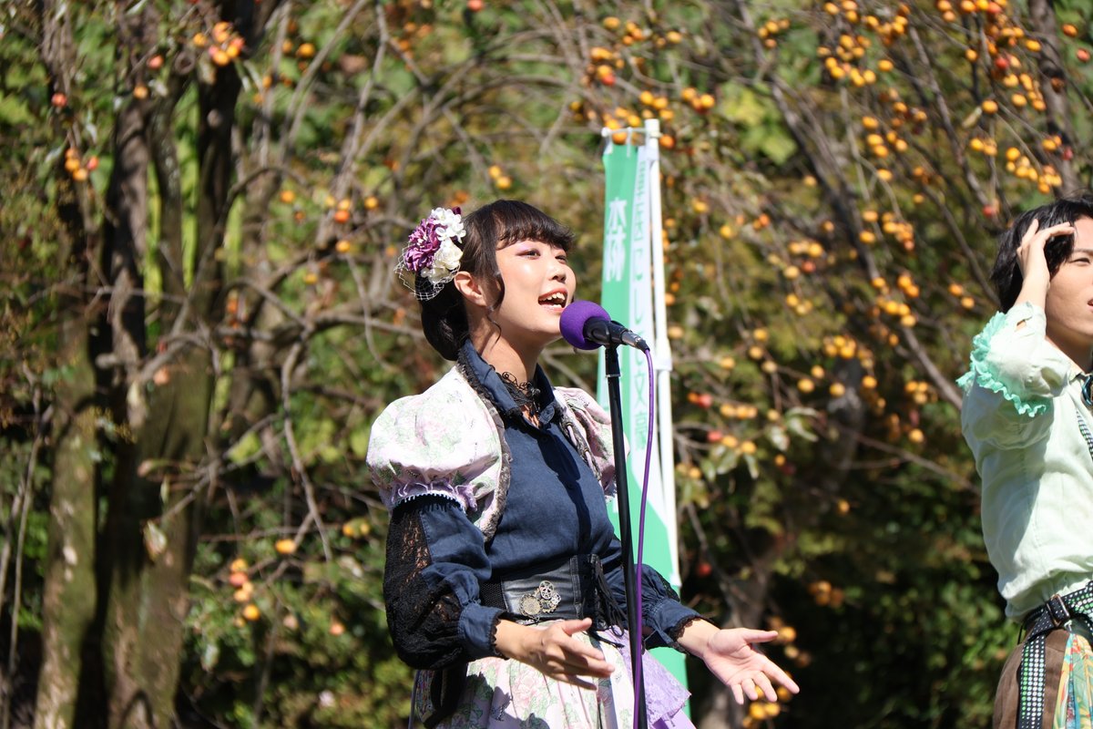 motsuchi0217's tweet photo. 2026.10.11　芝生広場公演

たわわに実る柿を背にした秋らしい風景

須磨子様が、とにかく美しくてカッコいい

#明治偉人隊
#須磨子様美しい https://t.co/umpJelri9f