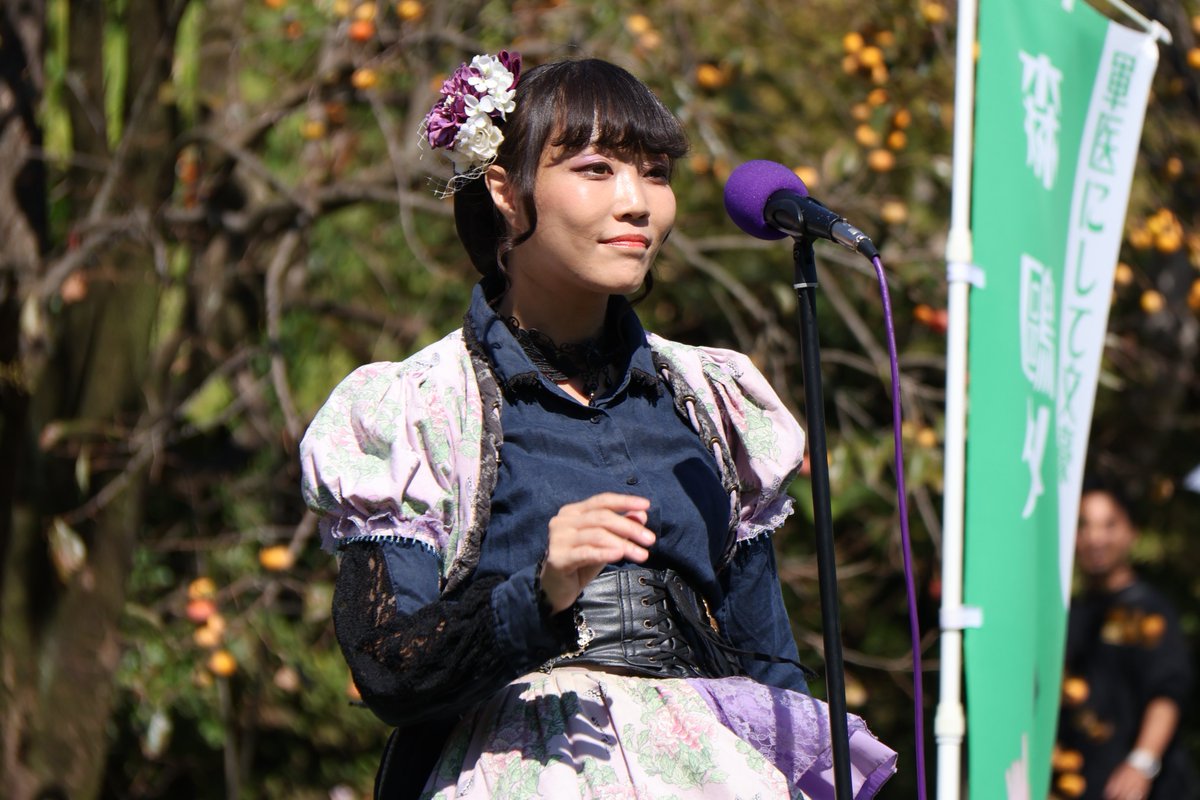 motsuchi0217's tweet photo. 2026.10.11　芝生広場公演

たわわに実る柿を背にした秋らしい風景

須磨子様が、とにかく美しくてカッコいい

#明治偉人隊
#須磨子様美しい https://t.co/umpJelri9f