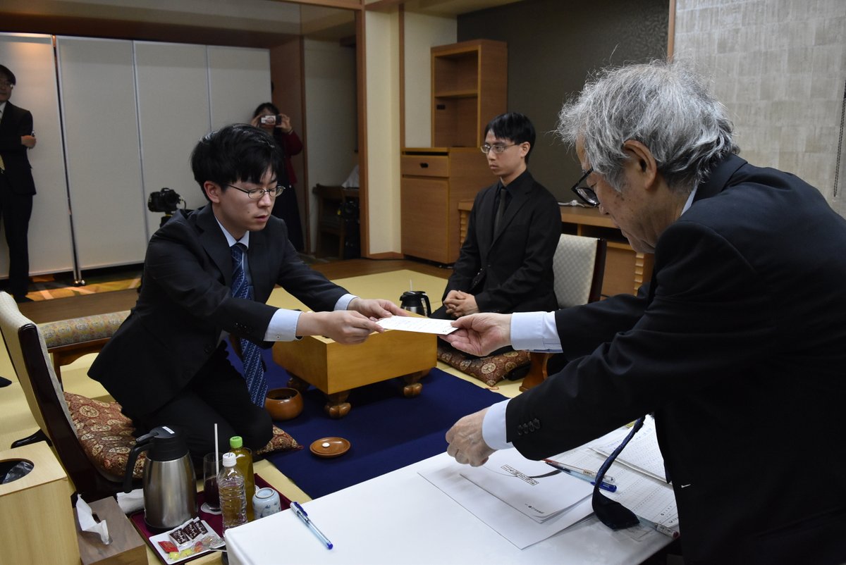 asahi_igo's tweet photo. 伊）午後5時半、芝野挑戦者が33分考えて101手目を封じました。各8時間の持ち時間のうち、1日目の消費時間は黒番の芝野挑戦者が4時間、白番の一力名人が3時間30分。あす午前9時に再開します。
１日目の状況は、下記リンク先のタイムラインで報告しています。
https://t.co/94L8bmimIV https://t.co/cyVlWftlV9