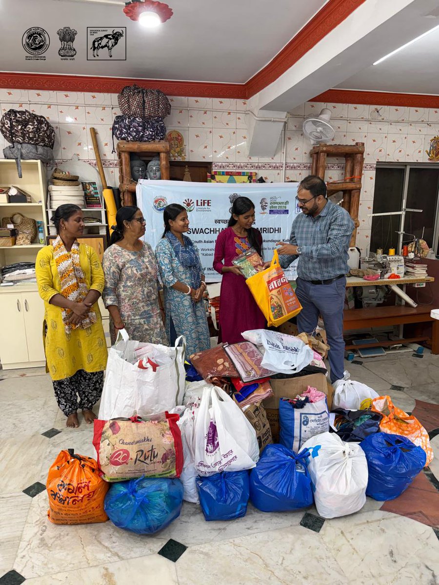 ZoologicalI's tweet photo. #SwachhataseSamriddhi, (waste to Art) -
ZSI in collaboration with IQ City United World School of Business, Kolkata donated around 50 kgs of old clothes to #ResolveTrash2Cash (RT2C), an MSME run by local woman at Kolkata. #ZSI #IQCityUWSB #ResolveTrash2Cash #Circularity https://t.co/lcvyv50nmR