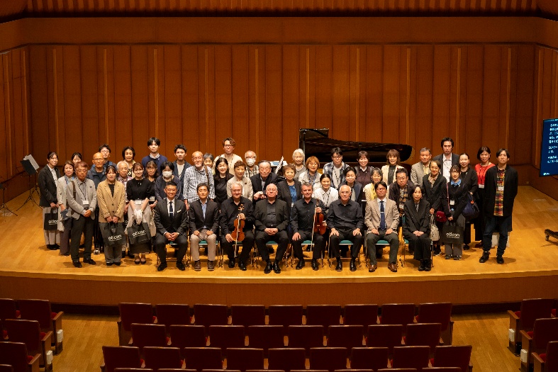 oticon_japan's tweet photo. 10月11日に「オーティコン ファンミーティング2026」🎤と「オーティコン みみともコンサート2026」🎻を開催しました！

皆さま、こんにちは！　今週末に、掲題のイベントを開催しました。連休中日にもかかわらず、多くの方にご参加いただき、誠にありがとうございました🌟

「オーティコン ファンミーティング2026 」では、聞こえのセミナーや補聴器ユーザーの方のお話を通じて聞こえについて学び、その後の懇親会では参加者同士や登壇者との交流も行われました😊
当日ご登壇いただいた、水足邦雄先生（東京女子医科大学 耳鼻咽喉科・頭頸部外科学分野 教授）、三瀬和代先生（帝京大学医学部附属溝口病院 耳鼻咽喉科 言語聴覚士）、補聴器ユーザーの杉田康さん　貴重なお話をいただき誠にありがとうございました。
同日開催の「みみともコンサート」の演奏者「ウィーン・フーゴ・ヴォルフ三重奏団＆ハラルド・クリュンペック」との記念撮影も、参加者の皆さまにとって心に残る思い出となったことと思います📸

「オーティコン みみともコンサート2026」では、Auracast™（オーラキャスト）による音声情報保障を本格導入。字幕表示や筆談対応とあわせて、子どもから大人まで、聞こえの状態にかかわらず音楽を楽しめる環境づくりに取り組み、インクルーシブな環境のもと、音楽と感動を共有する特別な一日となりました。素敵な演奏会の後、ご来場いただいた皆さまの笑顔も一層輝いていました！✨

また来年、皆さまの笑顔にお会いできることを楽しみにしています！☺

#オーティコン #みみともコンサート #Auracast #オーラキャスト #聴覚ケア　#インクルーシブ　#難聴
