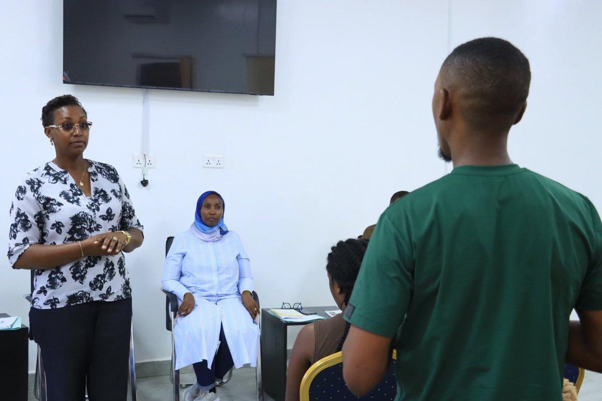 BugeseraDistr's tweet photo. Ku munsi wa Kabiri w'uruzinduko rw'abagize @RwandaParliamnt bari mu Ihuriro #FFRP; Hon. Senateri Murangwa Hadija na Hon. Depite Mukandanga Speciose, bari mu kigo #ImbutoHubBugesera aho bari kuganira n'urubyiruko n'abagore bakora imirimo inyuranye.
Bakiriwe na Mayor @MutabaziRich. https://t.co/h8pGi33dCa