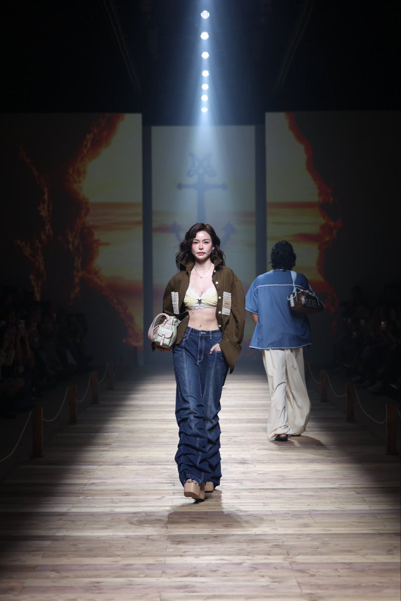 Siam_Paragon's tweet photo. ออร่าเปล่งประกาย ดึงดูดสายตาสุด ๆ

MERGE presented by Amazing Thailand

Siam Paragon Bangkok International Fashion Week 2026 at Grand Runway, Parc Paragon, Siam Paragon

#SiamParagonBIFW2026 #SiamCenterBIFW2026 #BIFW2026 #MERGEOFFICIAL #AmazingThailand #EngfaWaraha #อิงฟ้าวราหะ https://t.co/e7O1agB4oR