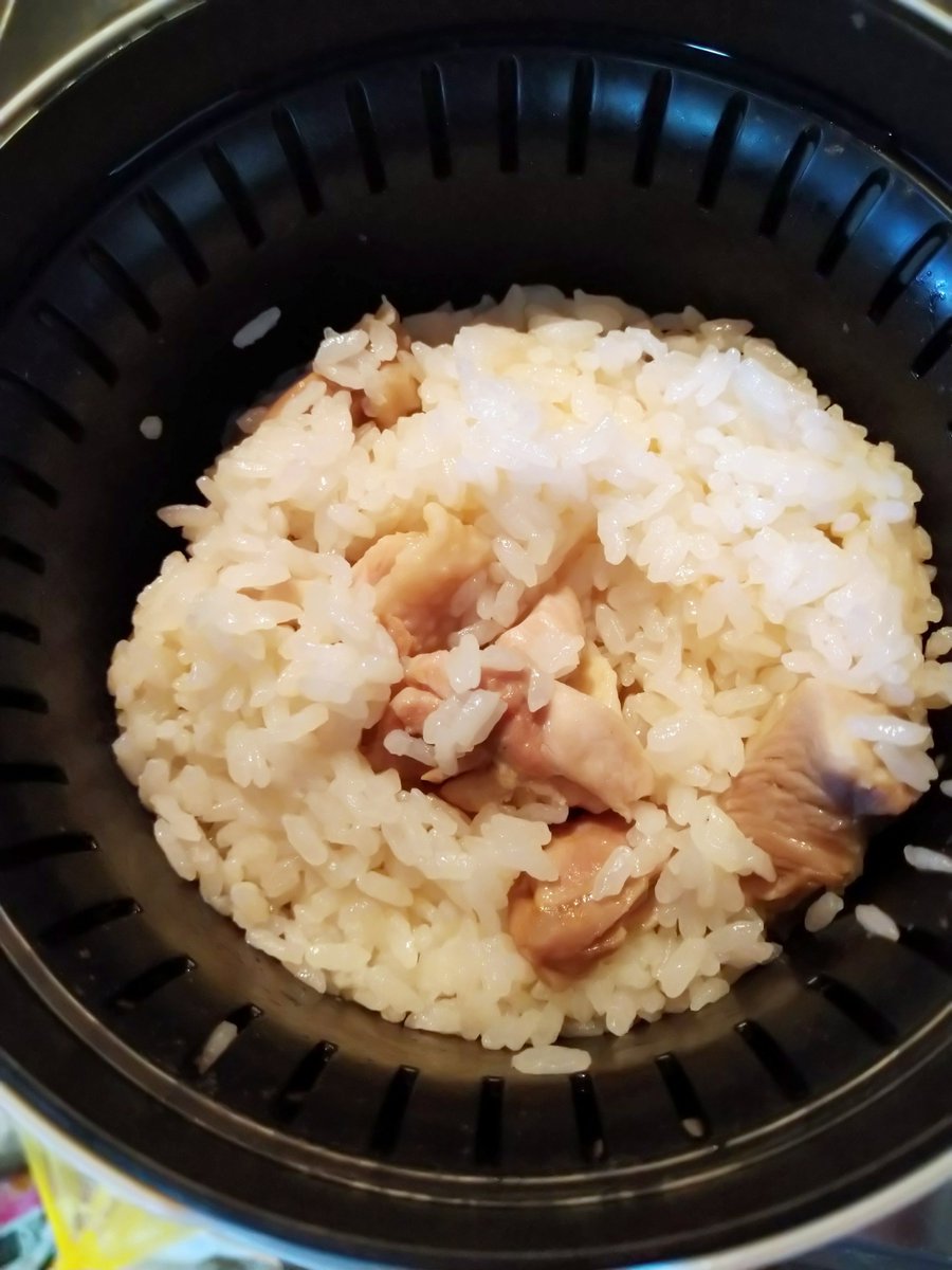 cocotomokat's tweet photo. おうちご飯🥢
ヒガシマルチキンライス、炊けました！ 晩ごはんの支度中にちょっと味見… めちゃ美味しいです❤
私の味覚が確かなら… デパ地下で買った、炊き込みご飯の折り詰めのお味です
これがヒガシマルうどんスープの素と鶏肉、お酒で出来るなんて🥺✨
山本ゆりさんのレシピです！
#おうちご飯 https://t.co/seZcOVCWBf
