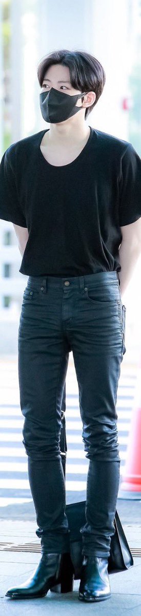 kyuhoer's tweet photo. holy proportions. https://t.co/M8iLkovhLC
