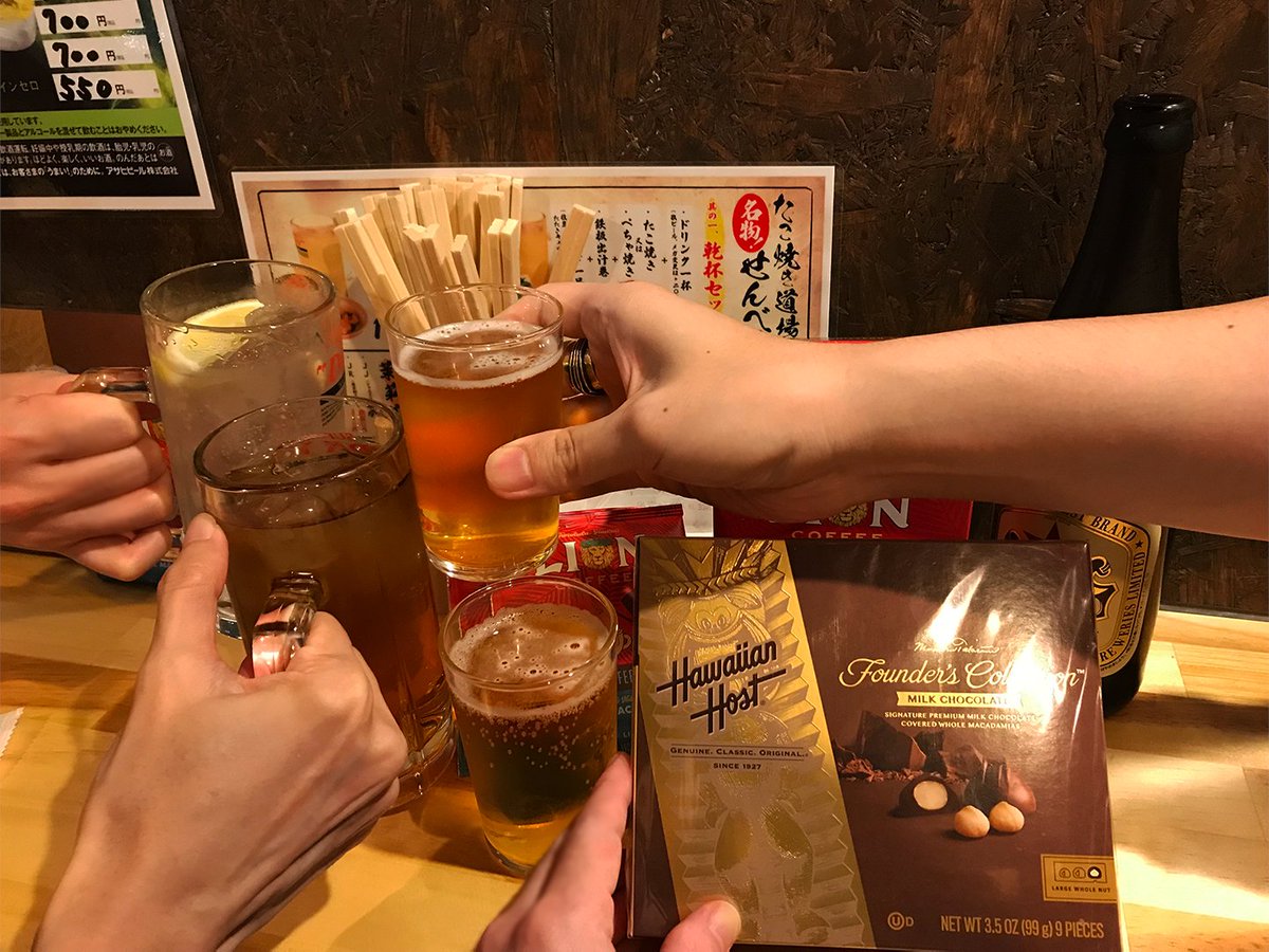 h_katyooooo's tweet photo. 今日は収録日ダァァアアア＼＼\\٩( 'ω' )و //／／

先日はフジさんが大阪にいるということで、朝まで飲んだズ（Tさんとｔさんはちゃんと終電で帰ってるよ）

ハワイのお土産もいただきました！ https://t.co/DUpIG5mmaJ