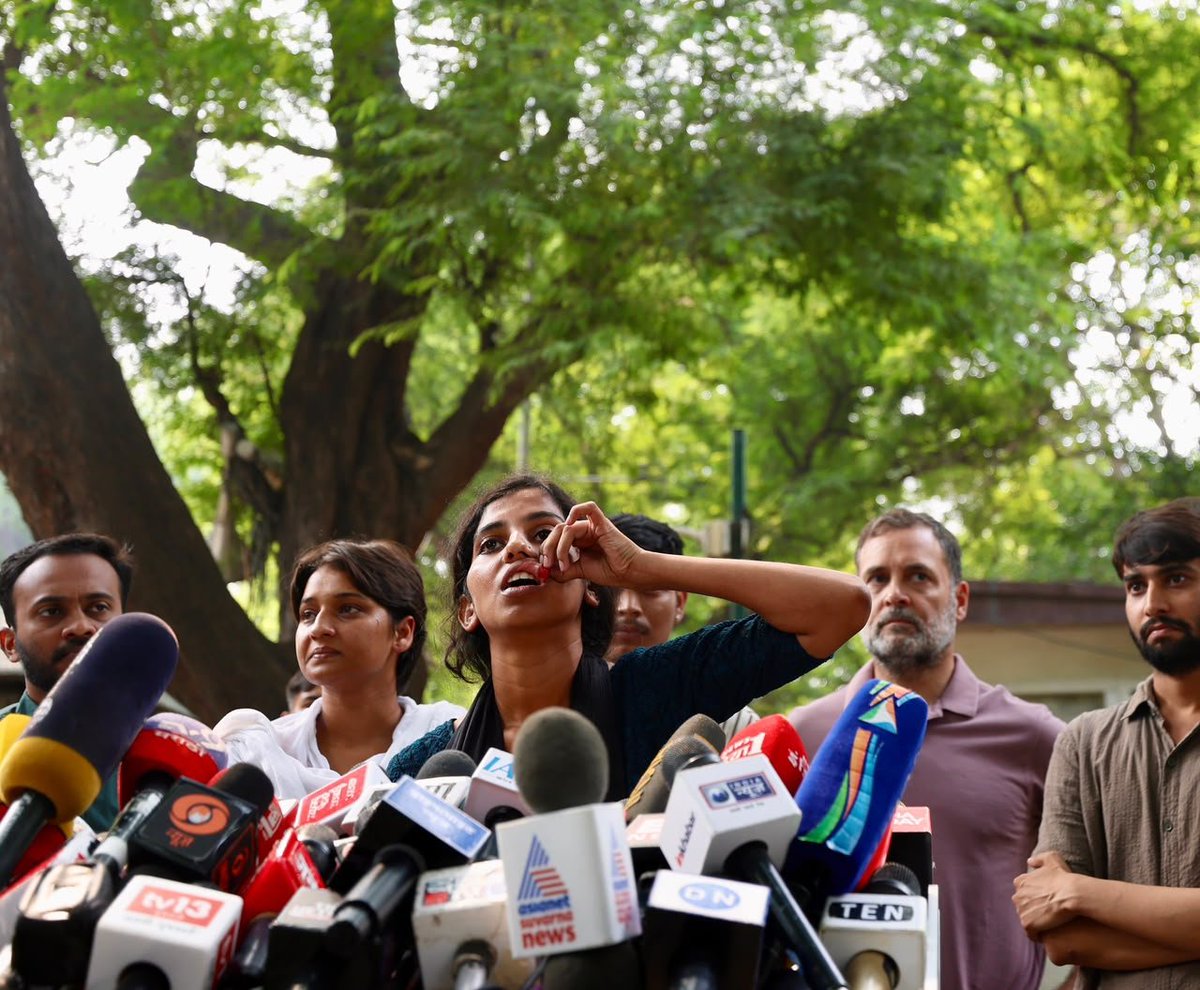Devendra_iyc's tweet photo. LoP Shri @RahulGandhi briefed the press along with protesters affected by Delhi Police brutality during a peaceful protest. https://t.co/RquifNbUsC