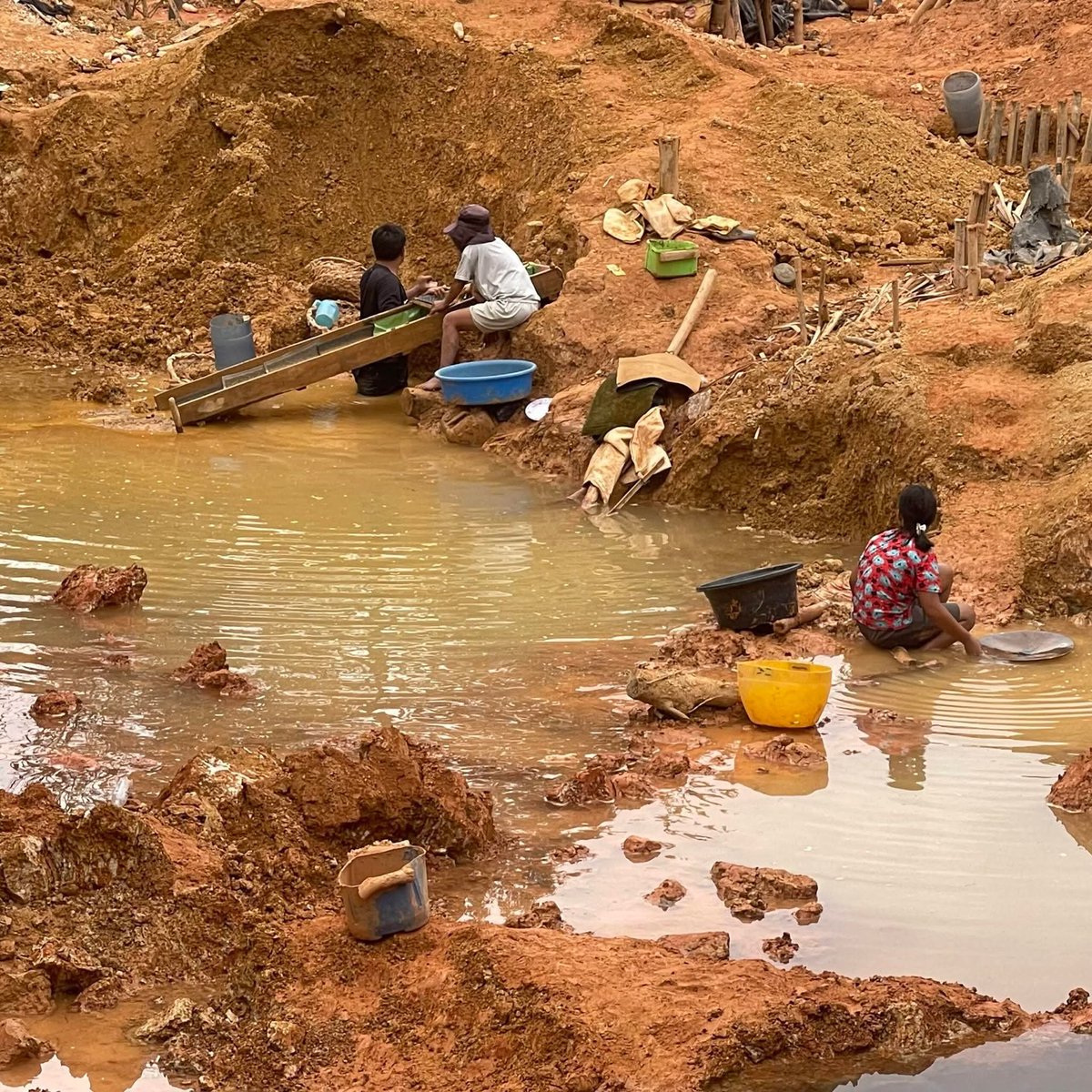 LucyAkoth197864's tweet photo. Illegal mining has been discovered in Chicago,this has led to child labour and lose of innocent lives,all because of greed and pride. This was discovered as from 2025 to date#Rongo photojournalism2026 https://t.co/a8ukpLUMwg