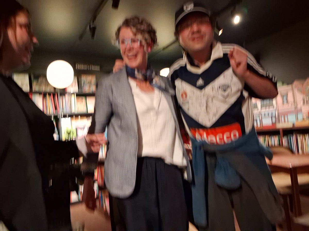 kennythedoosra's tweet photo. Thanks @rovinghaggis @masterchefau & #jaclyncrupi 4 coming 2 ur book launch #scran @hachetteaus @hillofcontent in @gomvfc b4 going 2 @afccl #afctwo game @aamipark #mvcvseo #mvcvfcs it was gr8 meeting u there GO VICTORY! #rovinghaggis #mvfc #hillofcontent #alistoner. https://t.co/7UtUqH6mYG