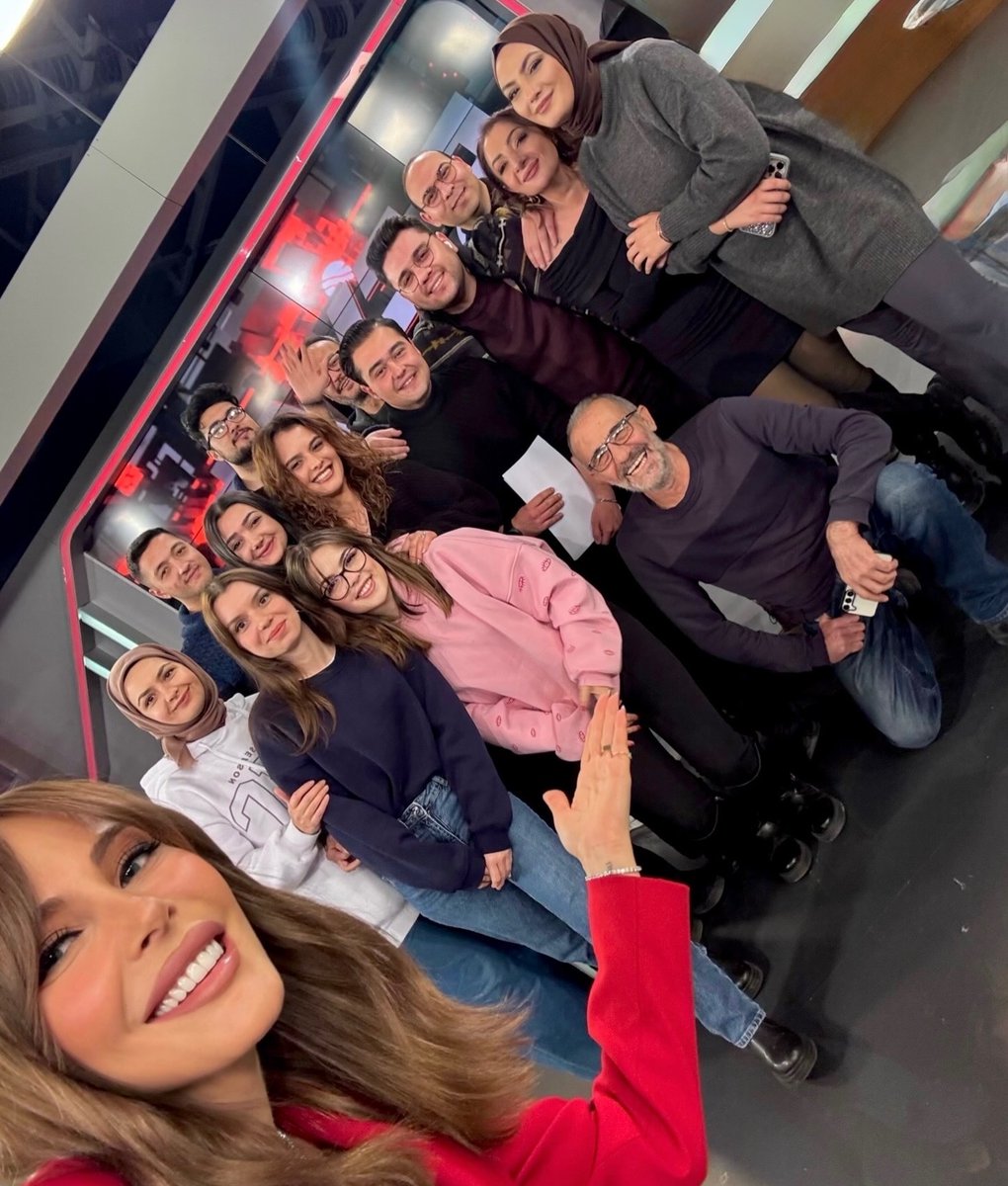 ugursey's tweet photo. Hande Sarıoğlu’nun sunduğu Beyaz Ana Haber, yayından kaldırıldı.

• Beyaz TV’nin Ankara haber merkezinin kapatılmasıyla ana haber bülteninin de sona erdiği açıklandı.
• İstanbul’daki evini kapatıp Ankara’ya taşınmasının üzerinden henüz bir hafta geçen Sarıoğlu, yeniden İstanbul’a döneceğini duyurdu.

“Hayat, siz başka planlar yapmakla meşgulken başınıza gelen şeydir…

Yol arkadaşlarım, yolunuz bahtınız açık olsun. Sizinle bu yolu yürümek benim için şereftir.

Şimdi kendi yolumda Ankara sayfasını kapatıp tekrar İstanbul’da yeni bir sayfa açma zamanı…

Geri dönüyorum İstanbul, sen mi büyüksün ben mi?”