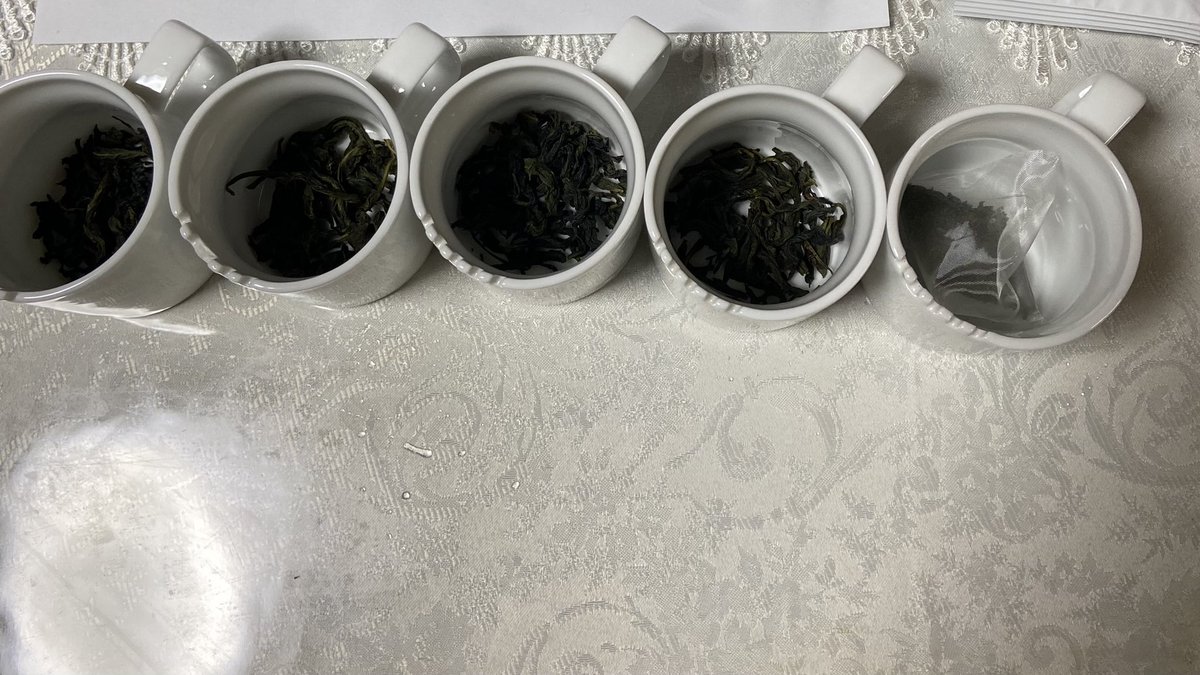 5kanjo's tweet photo. 台湾茶は仕入れて終わり
じゃない
ここからが本番

今日は新しく仕入れた
台湾茶のテイスティング
現地で美味しいと思ったものを
家庭の環境で再現できるかもう一度 一杯ずつ丁寧に
向き合いながら
商品化に向けて茶葉の
個性を確かめています
せっかく届けるなら
心から「おいしい」
と思える一杯を https://t.co/19M9JY5IIE