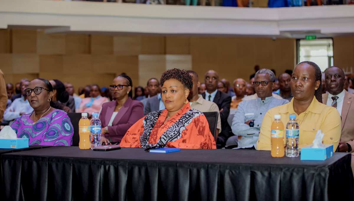 UnityClubRw's tweet photo. Mu gutangiza ibiganiro by’Ihuriro ry’Ubumwe n’Ubudaheranwa byahuje Uturere twa Rubavu, Rutsiro, Nyabihu na Ngororero mu Ntara y’Iburengerazuba, Umushyitsi Mukuru Madamu Mukantaganzwa Domitilla Perezida w’Urukiko rw’Ikirenga yagaragaje ko iri huriro ari urubuga rwo gusuzumira hamwe urugendo rw’Ubumwe n’Ubudaheranwa bw’Abanyarwanda, ibyagezweho n’inzitizi zigihari, hashingiwe ku mateka yihariye ya buri karere.

Yibukije ko aka gace gafite amateka yihariye ajyanye n’abanyapolitiki n’abayobozi b’ingabo bakwirakwije politiki y’ivangura, urwango n’amacakubiri byagejeje u Rwanda kuri Jenoside yakorewe Abatutsi mu 1994. Yagarutse kandi ku ngaruka zayo, zirimo ibikorwa by’abacengezi hagati ya 1996 na 2001, n’ibitero byakomeje kugerageza guhungabanya umutekano w’u Rwanda, birimo ibisasu byarashwe mu Mujyi wa Rubavu ku wa 27 Mutarama 2025.

Yashimangiye ko ibiganiro bishingiye ku kuri no mu bwisanzure bifasha gusobanukirwa amateka, komorana ibikomere no gufata ingamba zo kurinda ibyagezweho. Yasabye buri wese kugira uruhare mu gusobanurira urubyiruko amateka y’u Rwanda, kurwanya ingengabitekerezo ya Jenoside n’abagoreka amateka, harimo n’abakoresha imbuga nkoranyambaga.

Yagarutse kandi ku kamaro ko kurwanya ibibangamira umuryango, birimo inzoga, ibiyobyabwenge n’imyitwarire inyuranyije n’indangagaciro z’umuco nyarwanda, hagamijwe kubaka imiryango itekanye n’urubyiruko rushoboye.

Yasoje ashimangira ko ubumwe bw’Abanyarwanda ari umurage tugomba kubungabunga, naho ubudaheranwa bukaba imbaraga zidufasha guhangana n’ibikomere by’amateka no kubaka ejo hazaza heza. Ubumwe n’Ubudaheranwa ni amahitamo yacu ya buri munsi.
