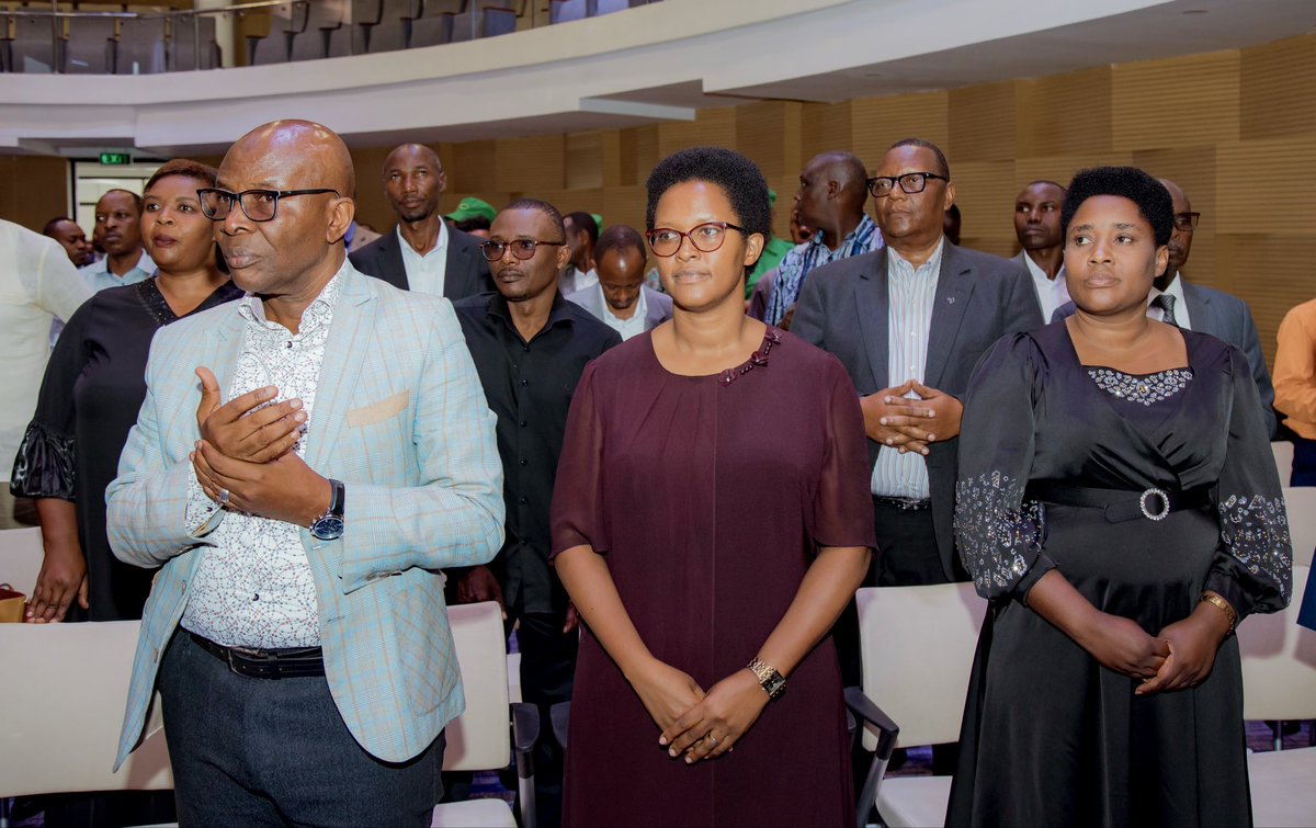 UnityClubRw's tweet photo. Mu gutangiza ibiganiro by’Ihuriro ry’Ubumwe n’Ubudaheranwa byahuje Uturere twa Rubavu, Rutsiro, Nyabihu na Ngororero mu Ntara y’Iburengerazuba, Umushyitsi Mukuru Madamu Mukantaganzwa Domitilla Perezida w’Urukiko rw’Ikirenga yagaragaje ko iri huriro ari urubuga rwo gusuzumira hamwe urugendo rw’Ubumwe n’Ubudaheranwa bw’Abanyarwanda, ibyagezweho n’inzitizi zigihari, hashingiwe ku mateka yihariye ya buri karere.

Yibukije ko aka gace gafite amateka yihariye ajyanye n’abanyapolitiki n’abayobozi b’ingabo bakwirakwije politiki y’ivangura, urwango n’amacakubiri byagejeje u Rwanda kuri Jenoside yakorewe Abatutsi mu 1994. Yagarutse kandi ku ngaruka zayo, zirimo ibikorwa by’abacengezi hagati ya 1996 na 2001, n’ibitero byakomeje kugerageza guhungabanya umutekano w’u Rwanda, birimo ibisasu byarashwe mu Mujyi wa Rubavu ku wa 27 Mutarama 2025.

Yashimangiye ko ibiganiro bishingiye ku kuri no mu bwisanzure bifasha gusobanukirwa amateka, komorana ibikomere no gufata ingamba zo kurinda ibyagezweho. Yasabye buri wese kugira uruhare mu gusobanurira urubyiruko amateka y’u Rwanda, kurwanya ingengabitekerezo ya Jenoside n’abagoreka amateka, harimo n’abakoresha imbuga nkoranyambaga.

Yagarutse kandi ku kamaro ko kurwanya ibibangamira umuryango, birimo inzoga, ibiyobyabwenge n’imyitwarire inyuranyije n’indangagaciro z’umuco nyarwanda, hagamijwe kubaka imiryango itekanye n’urubyiruko rushoboye.

Yasoje ashimangira ko ubumwe bw’Abanyarwanda ari umurage tugomba kubungabunga, naho ubudaheranwa bukaba imbaraga zidufasha guhangana n’ibikomere by’amateka no kubaka ejo hazaza heza. Ubumwe n’Ubudaheranwa ni amahitamo yacu ya buri munsi.