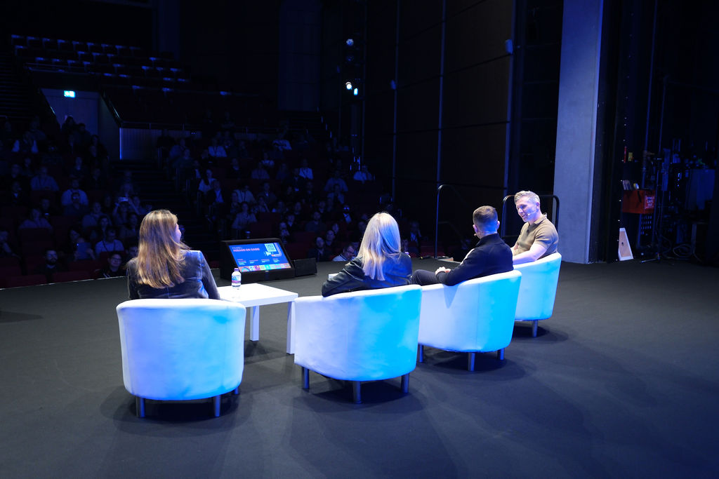 DataDecoded_HQ's tweet photo. 💡 Is AI delivering real business value, or are we still chasing the hype?

Our Mirage or Oasis? panel kicked off Day 2 of #DataDecodedMCR with insights from Betfred, Slalom, Harvey Nash and Tableau.

A fantastic opening discussion! 👏

📸 Highlights below. https://t.co/Q2uwaMRknp