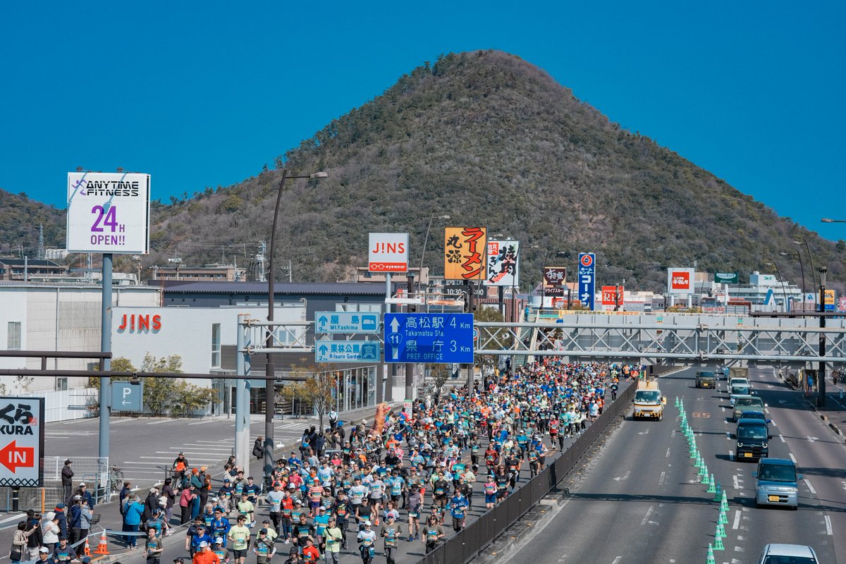 RUNNETJP's tweet photo. 【かがわマラソンは10/15（木）20時～エントリー開始！】

讃岐うどんに、地元の方々の温かい「お接待」🤝
第1回大会で大会レポ92.4点を獲得した「かがわマラソン」がエントリーを開始します！
🌊 瀬戸内海や島々を望む絶景コース
🍜 エイドでは本格的な讃岐うどんも！
🏟️ あなぶきアリーナ香川が発着会場！
🚉 JR高松駅から徒歩約4分とアクセスも抜群！

開催は2027年3月21日（日・祝）。
エントリーは先着順です！　お見逃しなく🏃‍♂️💨
https://t.co/lCXfkYfNzC