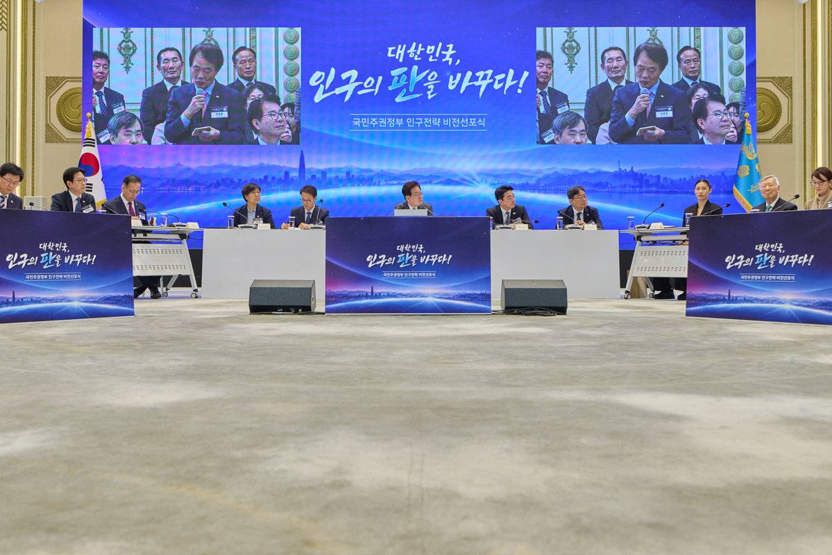 Jaemyung_Lee's tweet photo. <국민주권정부의 인구전략 비전선포식>

인구 문제는 단순히 출생아 수를 늘리는 것만으로 해결할 수 없습니다. 양육 부담과 미래에 대한 불안을 덜고, 누구나 자신의 삶과 미래를 설계할 수 있는 사회를 만들어야 합니다.

이제는 출산율과 인구 규모를 넘어 국민의 삶의 질을 높이는 방향으로 인구정책을 전환하겠습니다. 

국가의 돌봄 책임을 강화하고 노동환경을 개선하는 동시에, 일자리·주거·교육 등 사회경제 시스템 전반을 인구 변화에 맞춰 근본적으로 바꾸겠습니다.

어디에서 누구와 살든 함께 성장하고 행복할 수 있는 나라. 모든 국민이 자신의 미래를 희망할 수 있는 대한민국을 만들어 가겠습니다.