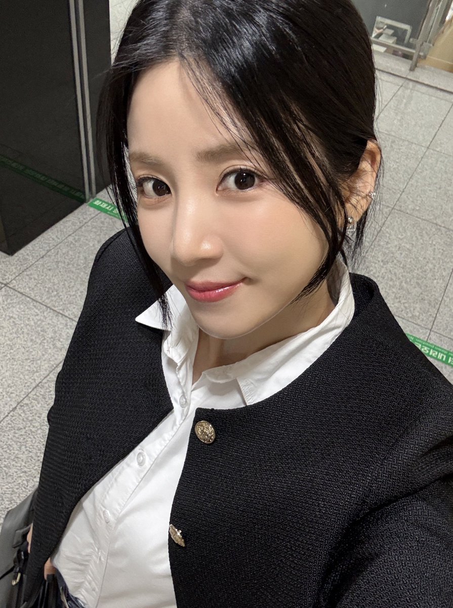 Apink_2011's tweet photo. [📸]

<종합광고대행사 찌찌: 광고의 온도편>ㅣWavve &amp; TVING

우리 회사 대표 아이돌이었던 대표님,
알고보니 진짜 아이돌?!

#에이핑크 #Apink
#박초롱 #초롱 #ChoRong
#종광사찌찌 #찌찌2 #광고의온도 https://t.co/fjjKWLFW0T
