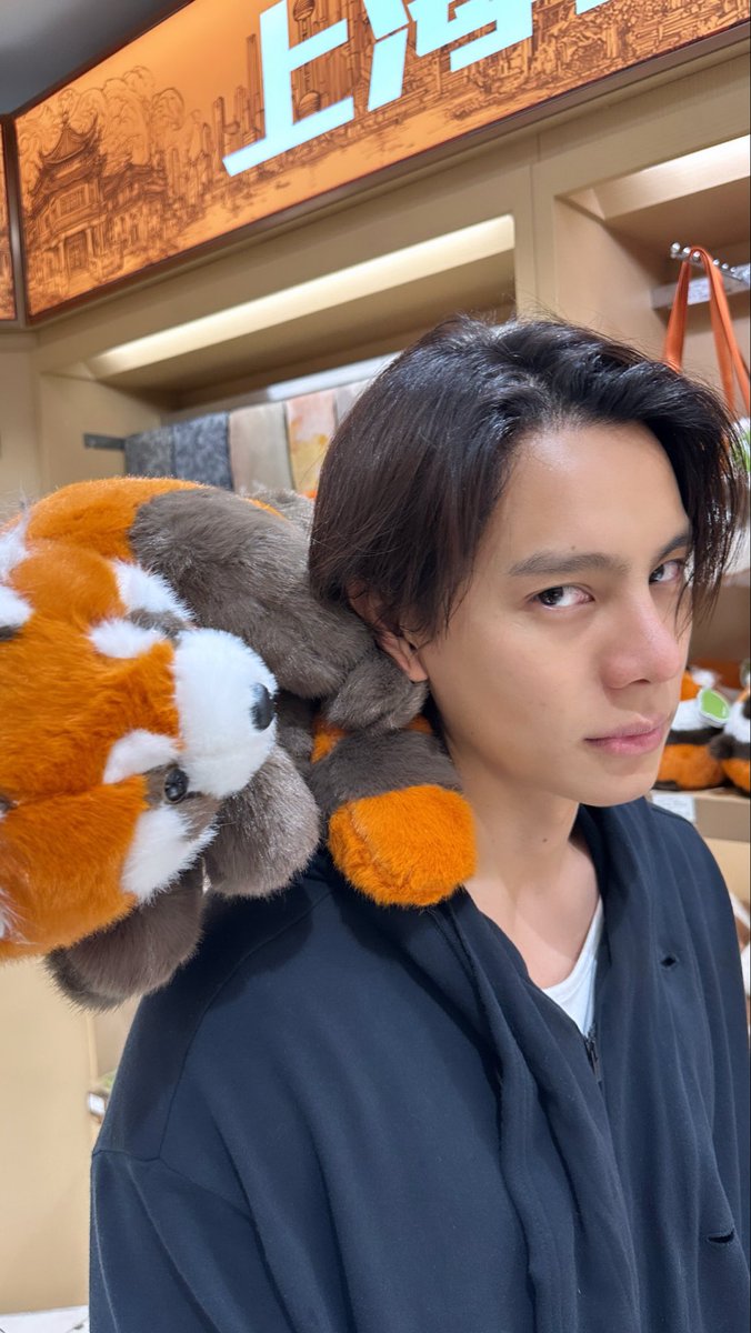 hellobublee's tweet photo. 🐱: คอปจะพาพี่ไปอยุธยา ไปดูแพนด้าแดง พรุ่งนี้นะ!
🐶: ผมขอนอนได้มั้ย
🐱: 😾💢

จากวันนั้นที่โดนงอนจนน่วม ฮีก็พาไปดูจนได้ แต่เป็นตุ๊กตานะ55555555 แล้วหน้าพิแบ้งเหม็นม๋ามาก วัน ๆ ของสองนาง

꒰#copterntp ✶ #bankartit ✶ #copterbank ꒱ https://t.co/IcekMnnbPV