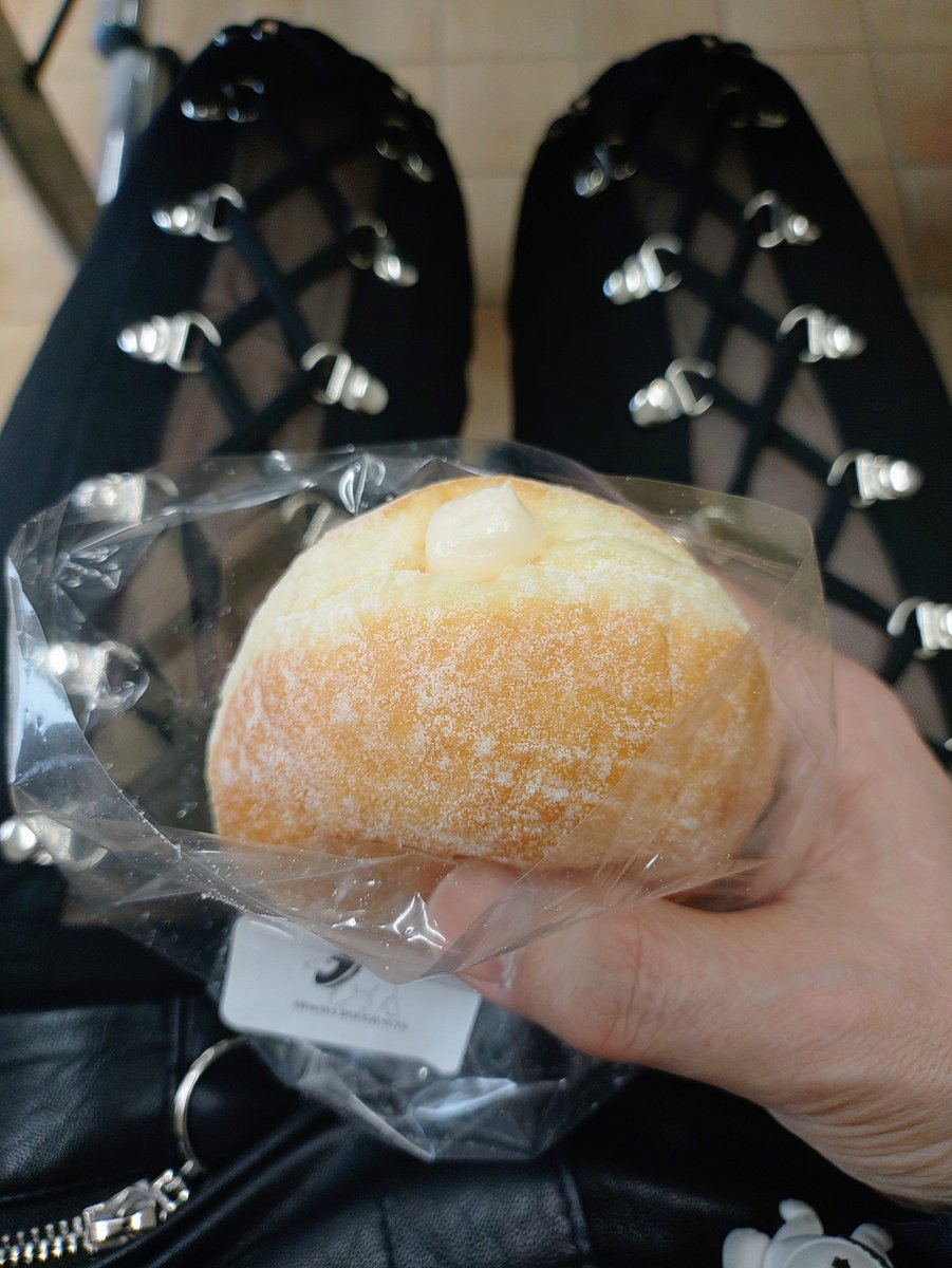 SkullLeaderMFP's tweet photo. 10/14(水)
ココファームはクーラー壊れてるので昨日と似た様な涼しい服装

でも曇りで今日はマシだった

しかし…最後の1時間は太陽出て一気に暑くなって大変だった🥵

そして今日もシロクマ🍩

#脳梗塞 #片麻痺 #リハビリ
#Xジェンダー #ジェンダーレス
#PunkRave https://t.co/1IZ9Q6B9aw
