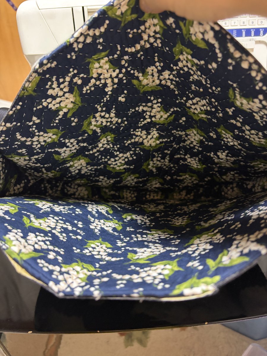 KmX1eb1's tweet photo. 今日は
マイナンバーの手続きと
馴染みの手芸屋さん
しまやさんへ。
毛糸を見繕いにいったんだけど、可愛い生地に一目惚れ♥️猫好きには堪らん♥️
早速ショルダーバックをミシンカタカタ🪡
可愛くできました😊 https://t.co/ReK9o28FUT