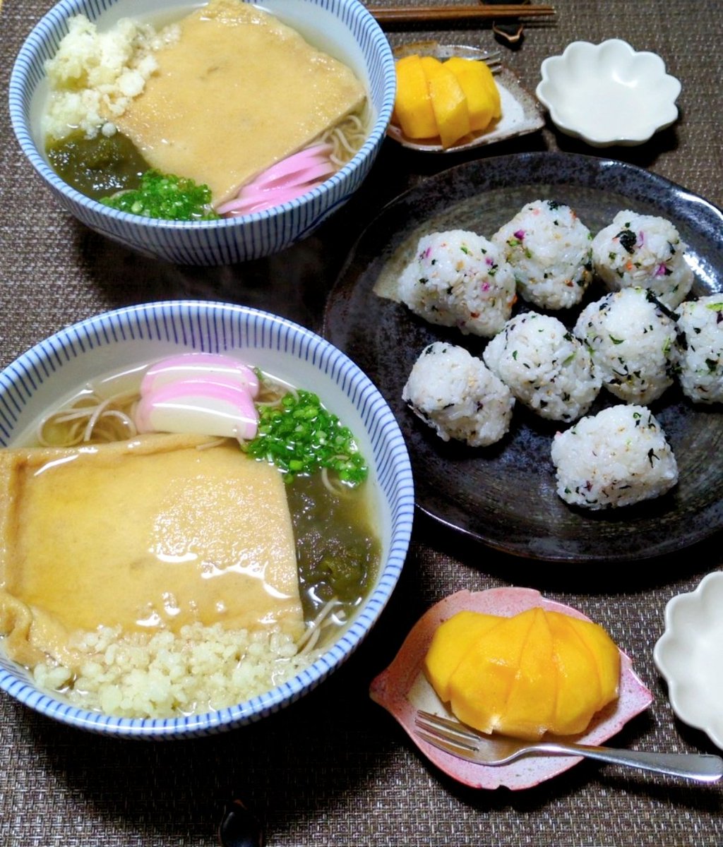 Ryo35205241's tweet photo. こんばんは🌃
今日の晩ご飯は、きつね蕎麦とおにぎりと柿でした😊

大きなお揚げを買って半分にカットして炊きました🤗

今日もお疲れ様でした(❁ᴗ͈ˬᴗ͈)

#OnigiriAction https://t.co/vZmGza7ums