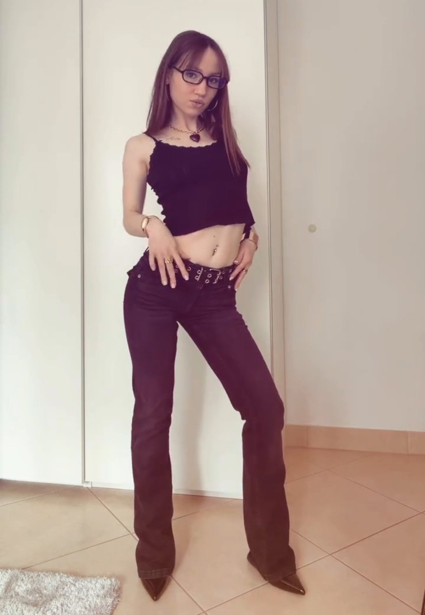 AnyWales26918's tweet photo. Ну что пошли гулять? Осень 🍂🍂 дектует немного моды 👖👕🤗 https://t.co/fbM7ThJTEz