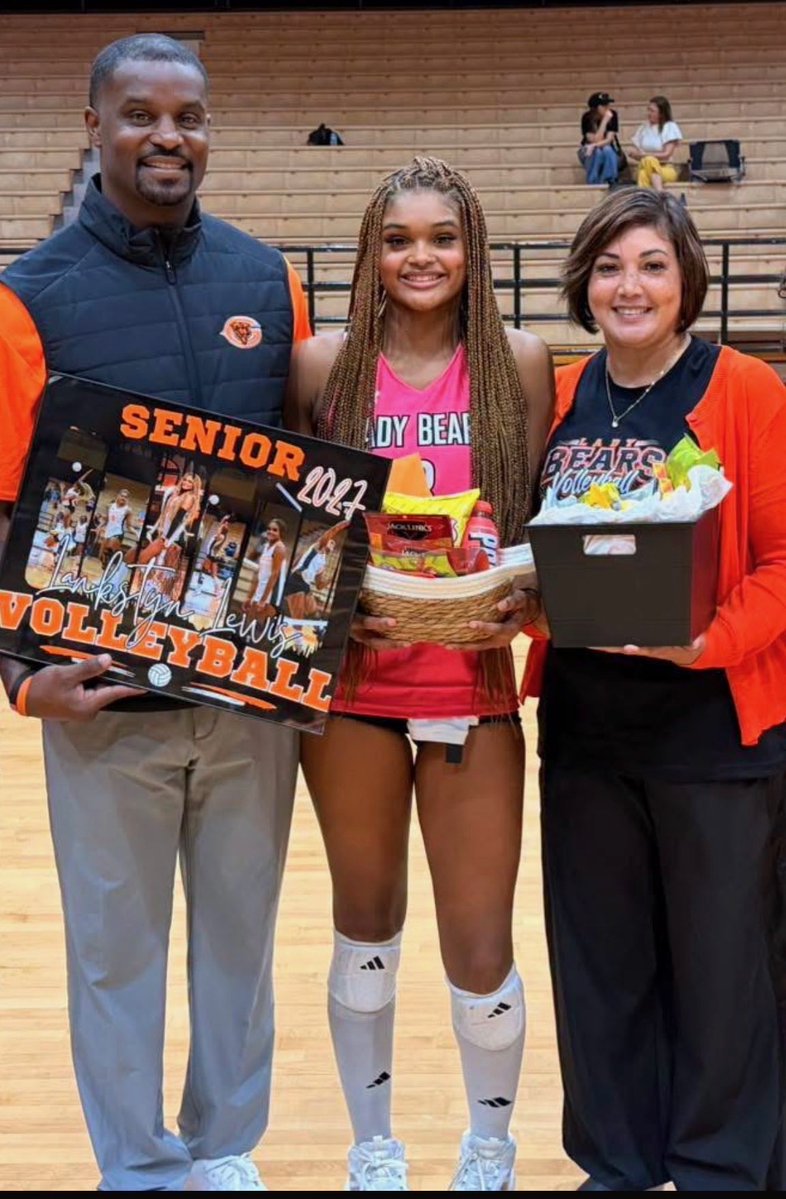 Coachlew5's tweet photo. Senior Night๐
#WECAN๐ป
@Lankstyn_lewis https://t.co/vsAf6L6UzO