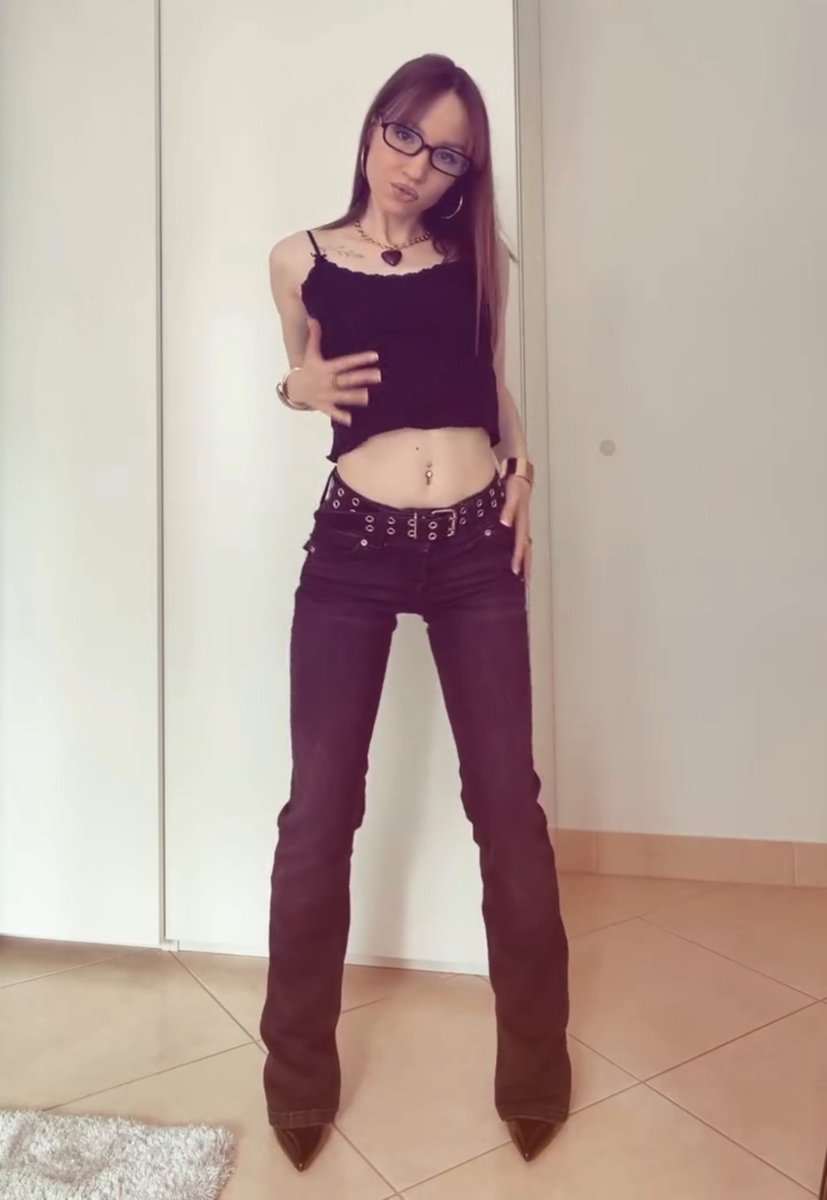 AnyWales26918's tweet photo. Ну что пошли гулять? Осень 🍂🍂 дектует немного моды 👖👕🤗 https://t.co/fbM7ThJTEz