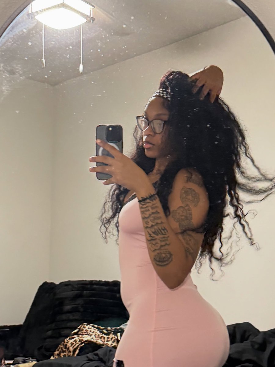 prettygurl__dee's tweet photo. That ass phat 🤭😝 https://t.co/3LXC709mjT