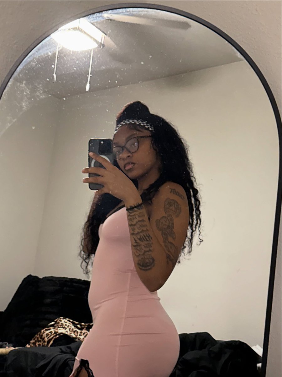 prettygurl__dee's tweet photo. That ass phat 🤭😝 https://t.co/3LXC709mjT