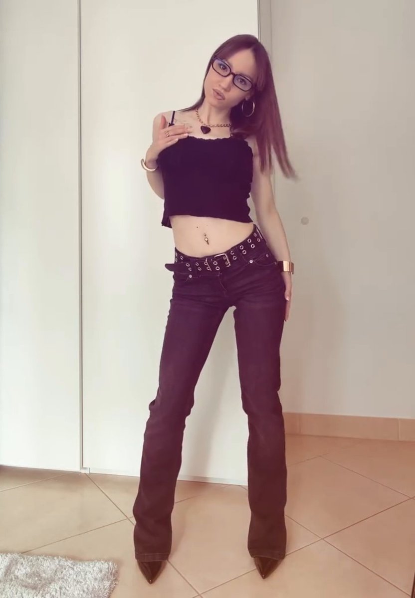 AnyWales26918's tweet photo. Ну что пошли гулять? Осень 🍂🍂 дектует немного моды 👖👕🤗 https://t.co/fbM7ThJTEz