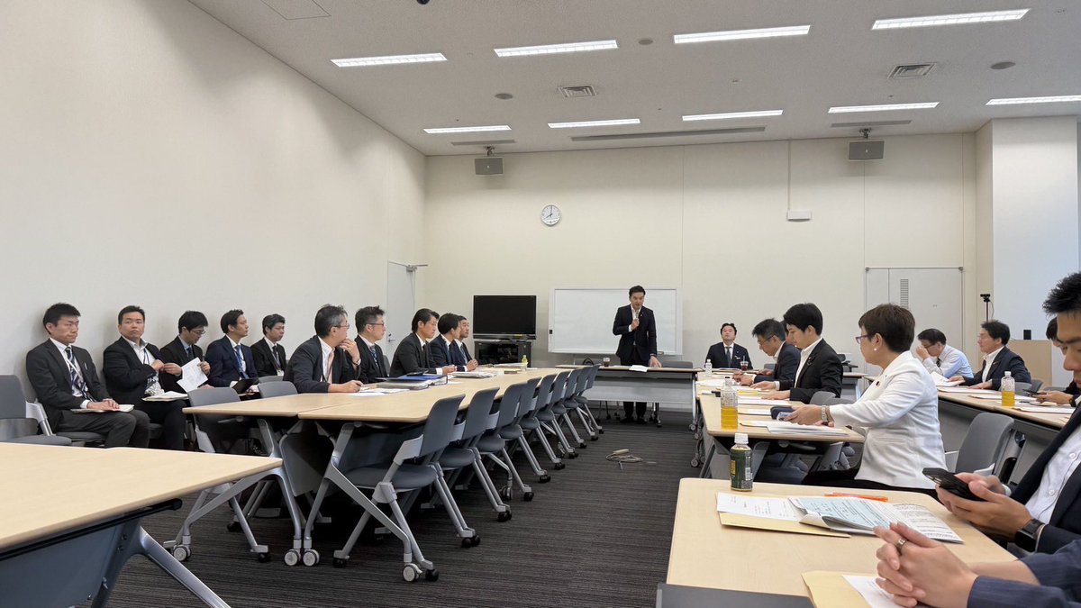 mizuno_koichi's tweet photo. 今日の永田町でのひとコマ。

朝から政策に関する勉強会、各方面からの要望や意見交換、法務省からの提出法案の説明、党の両院議員総会、そして衆議院予算委員会での質疑や政府答弁の確認など、さまざまな場を行き来しています。

国会議員の活動は、本会議や委員会での質疑だけではなく、こうした活動が日々並行して進んでいます。

皆さんの声を聞くこと、政策や制度の課題を確認すること、党内で議論を重ねること。その一つひとつが、国会での質疑や政策提案につながっていきます。

第222回国会も動き出しました。
これから参議院でも議論が本格化していきます。

皆さんからいただく声を大切に、一つひとつの議論に向き合っていきます。