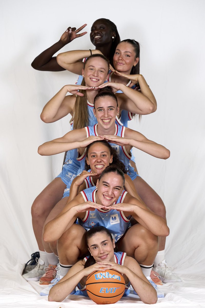 Celtabaloncesto's tweet photo. ¡Miércoles con M de “Media Day”! 📸

Todos juntos luchando por cada partido en esta temporada. 🫂

📸 Federación Española de Baloncesto https://t.co/dwlJsYrkbU