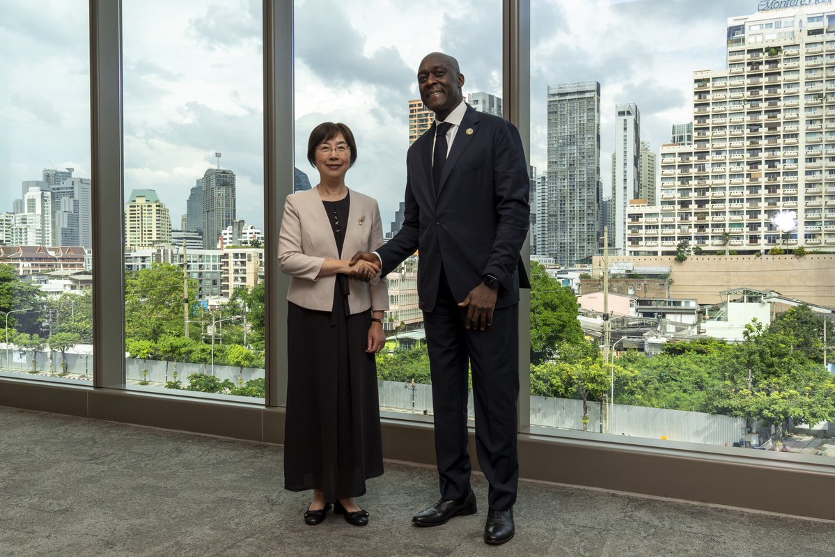 Diop_IFC's tweet photo. Meeting emerging markets’ infrastructure needs requires stronger partnerships between DFIs.

Always a pleasure to exchange with @AIIB_official President Jiayi Zou on advancing energy transmission and the digital economy, local currency financing, and risk-sharing solutions to mobilize more private capital and create jobs in Asia and beyond. #WBGMeetings