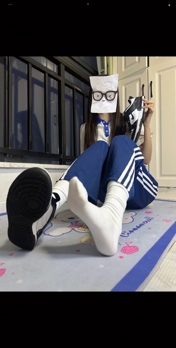xiaobuove's tweet photo. 你同桌的脚 https://t.co/EkZqPqXhw8