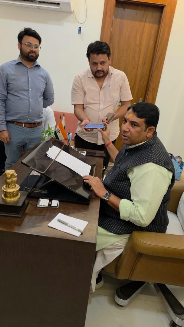 sanjivsharmabjp's tweet photo. कुछ चेहरे उम्मीद लेकर आते हैं, कुछ अपनी परेशानी साझा करते हैं… और हर मुलाकात जनसेवा के संकल्प को और मजबूत बनाती है। 🙏

आज 13 अक्टूबर को जनता दर्शन के दौरान क्षेत्रवासियों से मुलाकात कर उनकी समस्याओं को सुना और उनके विचारों को समझने का अवसर मिला।

मेरे लिए जनप्रतिनिधि होने…..! https://t.co/Qbfxmlv3o2