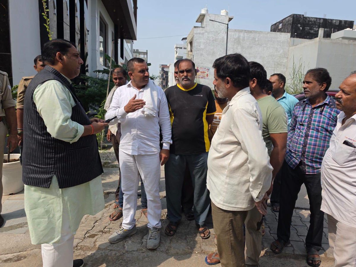 sanjivsharmabjp's tweet photo. कुछ चेहरे उम्मीद लेकर आते हैं, कुछ अपनी परेशानी साझा करते हैं… और हर मुलाकात जनसेवा के संकल्प को और मजबूत बनाती है। 🙏

आज 13 अक्टूबर को जनता दर्शन के दौरान क्षेत्रवासियों से मुलाकात कर उनकी समस्याओं को सुना और उनके विचारों को समझने का अवसर मिला।

मेरे लिए जनप्रतिनिधि होने…..! https://t.co/Qbfxmlv3o2