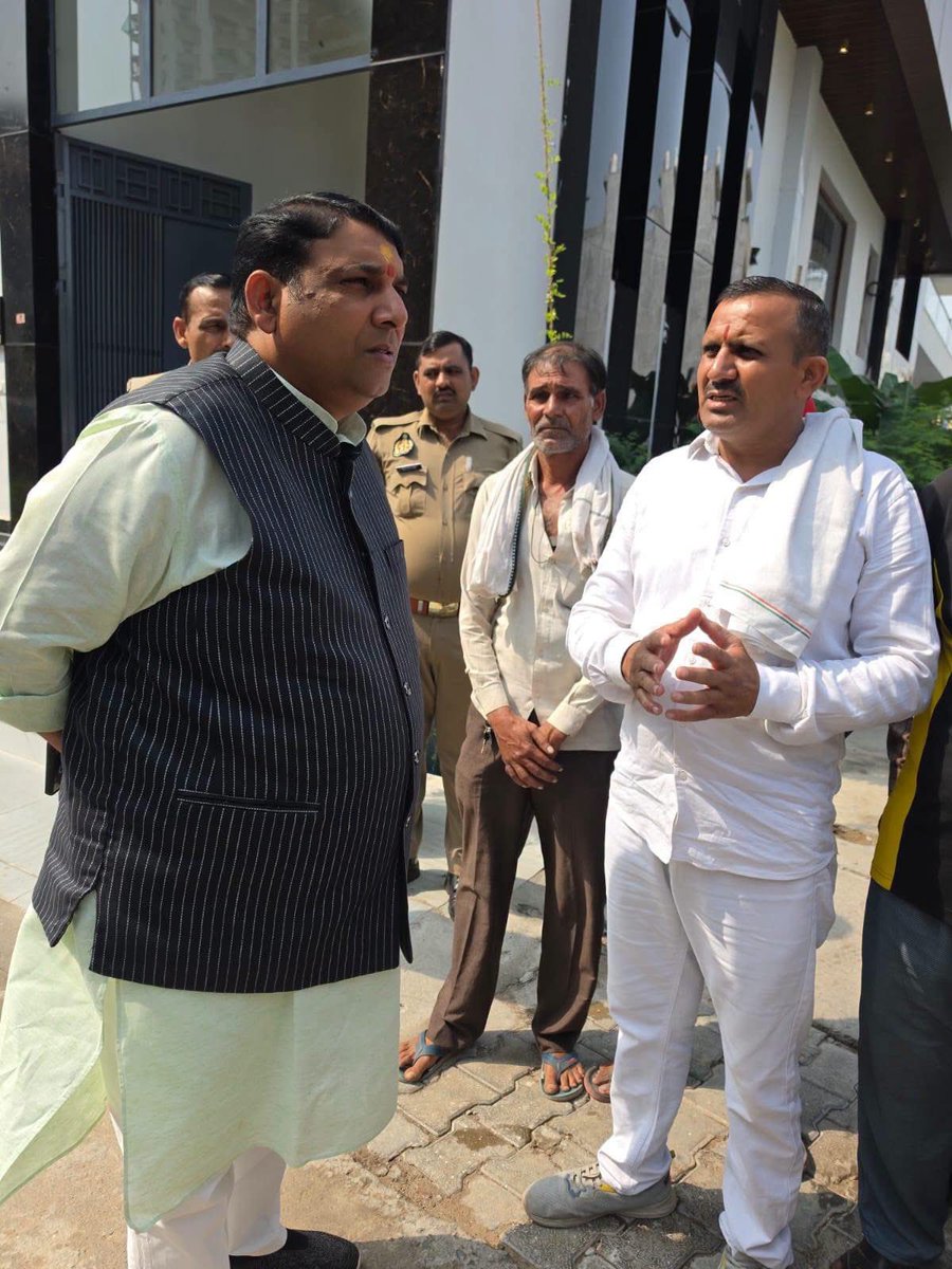 sanjivsharmabjp's tweet photo. कुछ चेहरे उम्मीद लेकर आते हैं, कुछ अपनी परेशानी साझा करते हैं… और हर मुलाकात जनसेवा के संकल्प को और मजबूत बनाती है। 🙏

आज 13 अक्टूबर को जनता दर्शन के दौरान क्षेत्रवासियों से मुलाकात कर उनकी समस्याओं को सुना और उनके विचारों को समझने का अवसर मिला।

मेरे लिए जनप्रतिनिधि होने…..! https://t.co/Qbfxmlv3o2