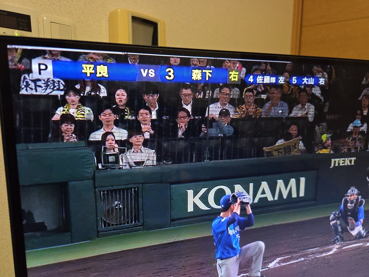 mizkasu's tweet photo. TVKの中継の左上の白い線はなに？現地映像だけうつるから仕様か？？

#TVK
#BAYSTARS https://t.co/jsJ1iGDb0a