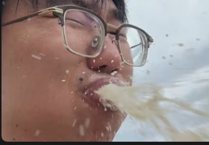 kingof3neko's tweet photo. 楽しみにしてた永住者用自動認証ゲートはLCCのターミナルには設置されてなく泣いた。資本主義め! https://t.co/nqASHaP6DI