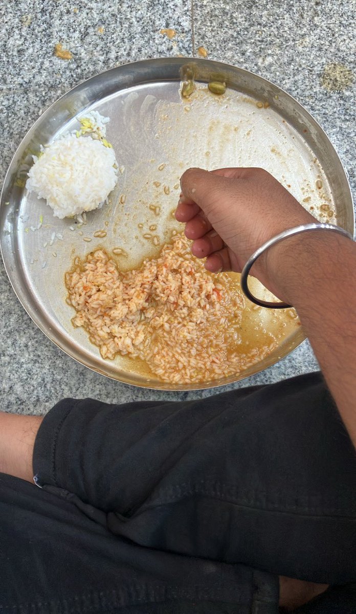 mohith000000's tweet photo. Shringeri temple lo Dining hall chusaka pichi ekkesindhi bayya 🥵🙏 peak maintainance, peak taste, peak everything ❤️ https://t.co/3SS1WXUwz0