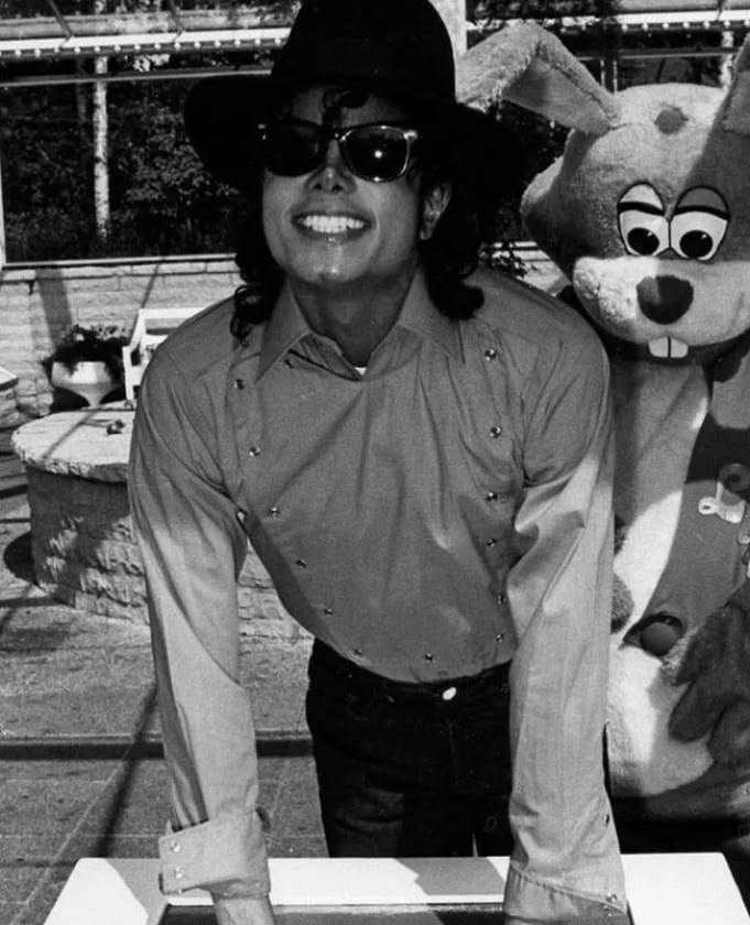 esotericmj's tweet photo. Liseberg really put the photo of michael smiling with all 32 teeth showing right on top of his handprint 😭 how cute https://t.co/VDVlfMolGB