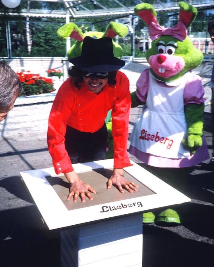 esotericmj's tweet photo. Liseberg really put the photo of michael smiling with all 32 teeth showing right on top of his handprint 😭 how cute https://t.co/VDVlfMolGB