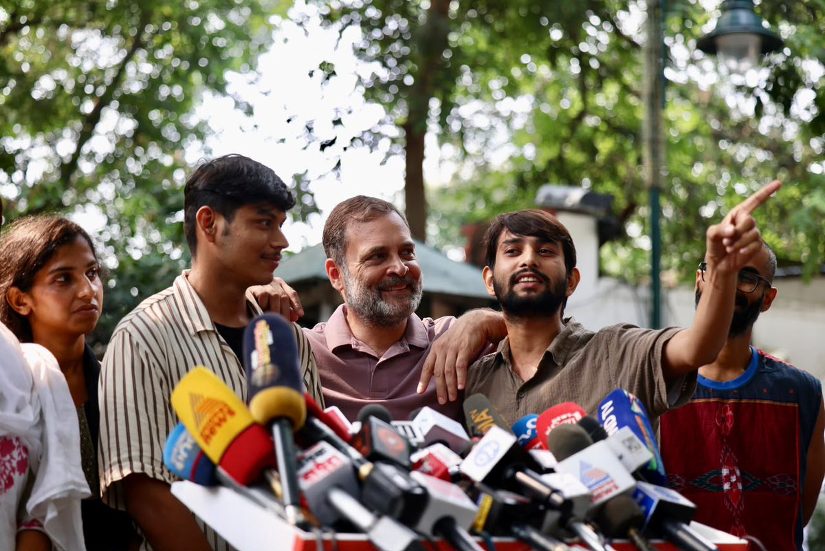 RahulGandhi's tweet photo. वो दिन आ रहा है जब हमारे लोकतंत्र की आवाज़ को दबाने वालों को कठोर न्याय का सामना करना पड़ेगा। चाहे वो नरेंद्र मोदी हों, अमित शाह हों, ज्ञानेश कुमार हों या कोई भी हवलदार।

मैं चाहता हूँ कि हर वो छात्र और युवा, जिसने पुलिस की हिंसा या ग़ैरक़ानूनी हिरासत झेली है, उसका पूरा रिकॉर्ड रखे - वीडियो या फोटो - ये ज़रूरी होंगे।

शांतिपूर्ण विरोध आपका अधिकार है। हम इसे किसी को छीनने नहीं देंगे।