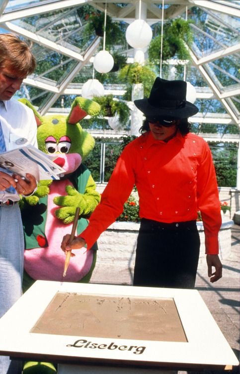 esotericmj's tweet photo. Liseberg really put the photo of michael smiling with all 32 teeth showing right on top of his handprint 😭 how cute https://t.co/VDVlfMolGB