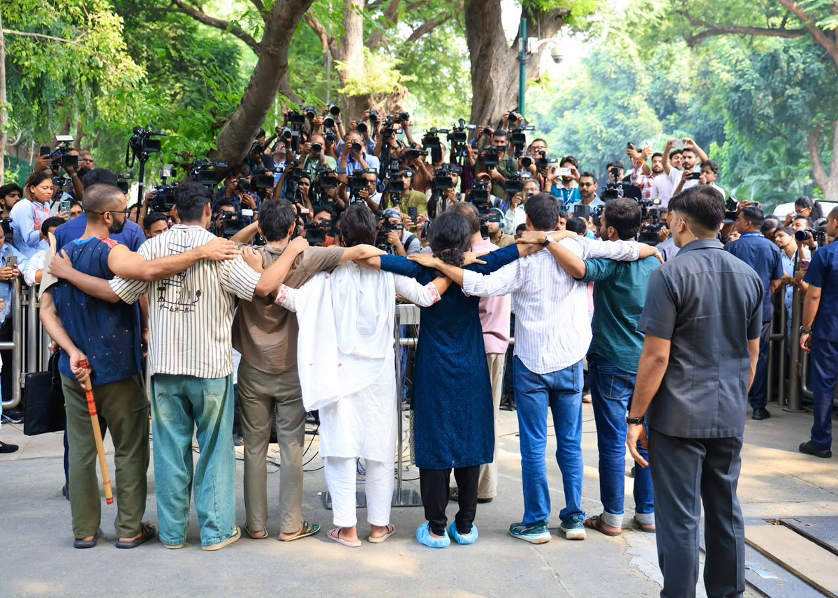 RahulGandhi's tweet photo. वो दिन आ रहा है जब हमारे लोकतंत्र की आवाज़ को दबाने वालों को कठोर न्याय का सामना करना पड़ेगा। चाहे वो नरेंद्र मोदी हों, अमित शाह हों, ज्ञानेश कुमार हों या कोई भी हवलदार।

मैं चाहता हूँ कि हर वो छात्र और युवा, जिसने पुलिस की हिंसा या ग़ैरक़ानूनी हिरासत झेली है, उसका पूरा रिकॉर्ड रखे - वीडियो या फोटो - ये ज़रूरी होंगे।

शांतिपूर्ण विरोध आपका अधिकार है। हम इसे किसी को छीनने नहीं देंगे।