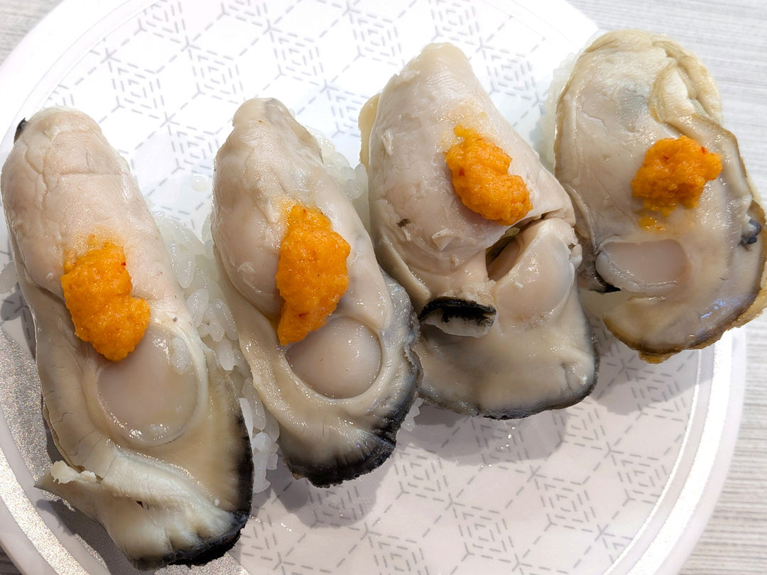 JapanCourse's tweet photo. #はま寿司盛合せ 広島県産牡蠣握り（もみじおろしのせ）1貫110円😋

レモン付きが販売されなくなってステルス値上げ🥲

🍋ほしい人は「追加トッピング カットレモン55円」を注文

カキは「はま寿司」の方が「スシロー、くら寿司、かっぱ寿司」より🉐

㊙️クーポンの併用ワザは返信へ https://t.co/DTuC176LSb