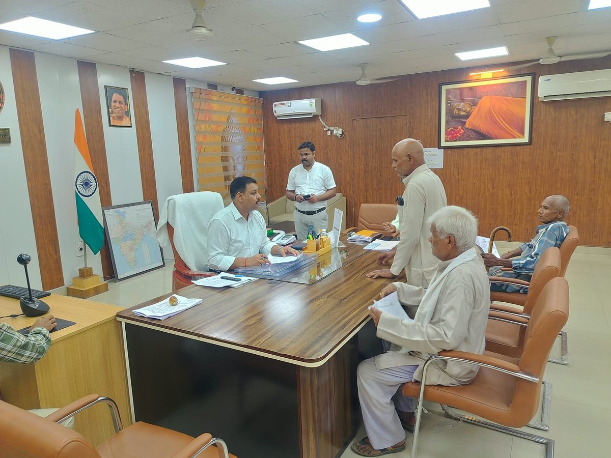dm_kushinagar's tweet photo. जनसुनवाई केवल एक प्रक्रिया नहीं, बल्कि आमजन के विश्वास और प्रशासन की जवाबदेही का माध्यम है।
        आज कलेक्ट्रेट कक्ष में जनसुनवाई करते हुए जनता दर्शन में आए नागरिकों की विभिन्न विभागों से संबंधित समस्याओं एवं शिकायतों को गंभीरता से सुना गया तथा संबंधित अधिकारियों को निर्देशित किया गया कि प्रत्येक प्रकरण का निष्पक्षता, संवेदनशीलता, पारदर्शिता एवं समयबद्धता के साथ गुणवत्तापूर्ण निस्तारण सुनिश्चित करें।

 जनता की संतुष्टि ही प्रशासन की सर्वोच्च प्राथमिकता है।
@ChiefSecyUP @CMOfficeUP @InfoDeptUP @UPGovt