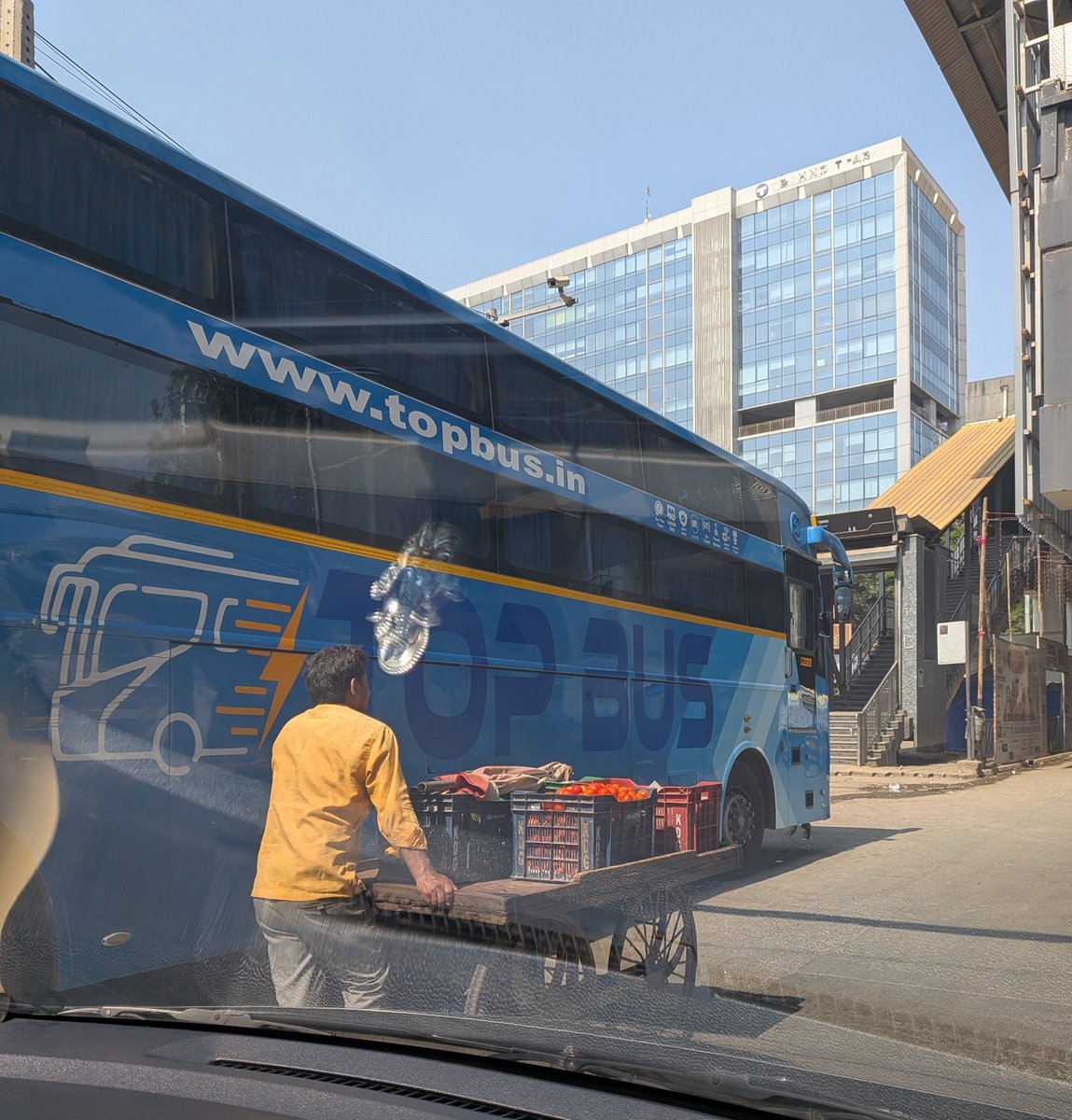 BetterMumbai2's tweet photo. @MTPHereToHelp Everyday buses are illegally parked on main road Link Rd Borivali W near Eksar Metro Stn blocking signal for obstruction of vehicles to see. Pl issue stringent action. https://t.co/ClE0q7jgyF