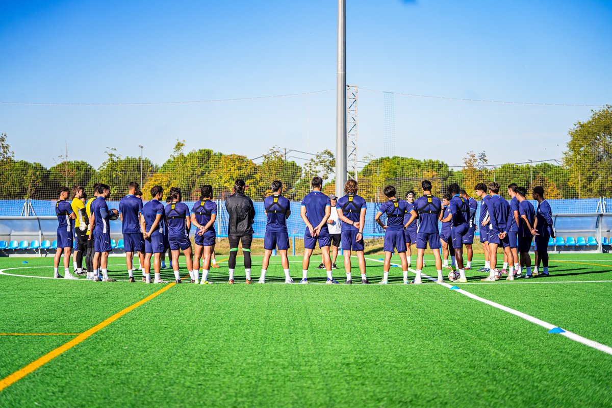 Fuenla's tweet photo. Una voz. Un objetivo. 🎯

El míster habla. El equipo escucha. 💙

#másfuenlaquenunca https://t.co/tlOQYoC8CU